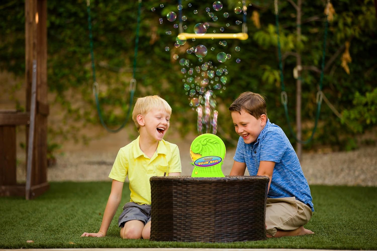 موجة متدحرجة مليئة بالفقاعات 